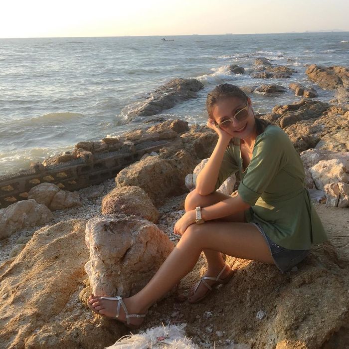 Voke bergaya di pantai