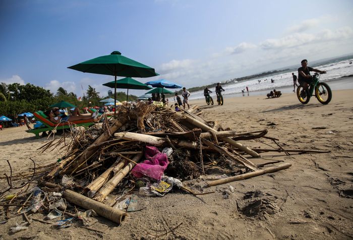 Sampah menumpuk saat musim angin barat di pesisir pantai Kuta, Bali, Jumat (14/12/2018). Akibat terjadinya musim angin barat di wilayah perairan Bali berdampak pada banyaknya sampah yang hanyut terbawa arus laut sehingga menumpuk di pinggiran pantai kawasan wisata kuta.