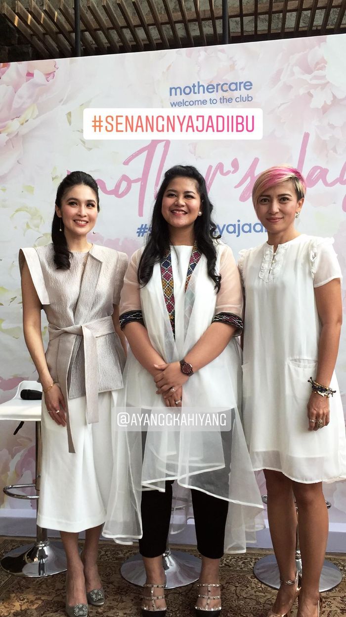 Penampilan Kahiyang Ayu dan Sandra Dewi di acara Hari Ibu