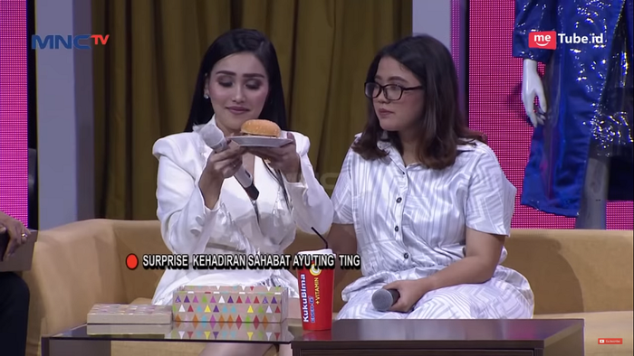 Ayu Ting Ting diberi kejutan burger