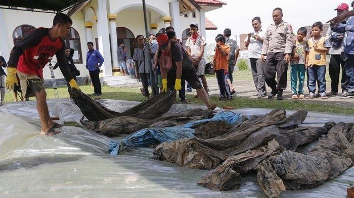 Kerangka korban tsunami yang ditemukan di Kajhu, Aceh Besar.