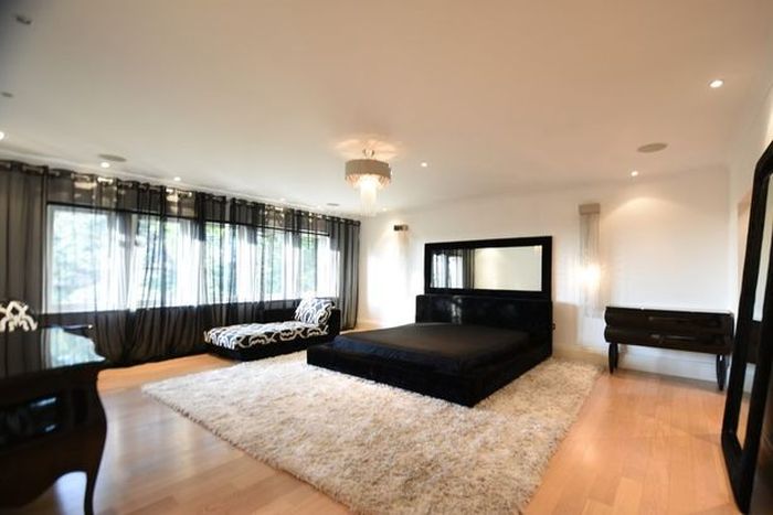 Kamar tidur di rumah Cristiano Ronaldo yang terletak di Ceshire, Inggris.