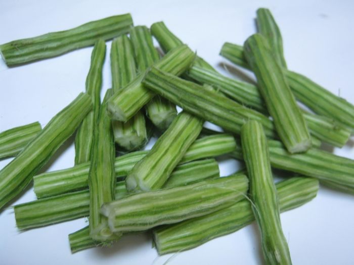 Klentang atau buah kelor atau drumstick.