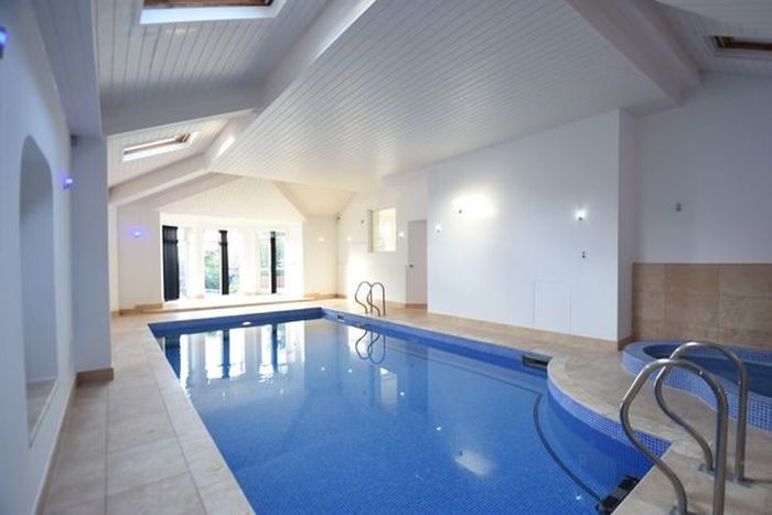 Kolam renang indoor di rumah Cristiano Ronaldo yang terletak di Cheshire, Inggris.