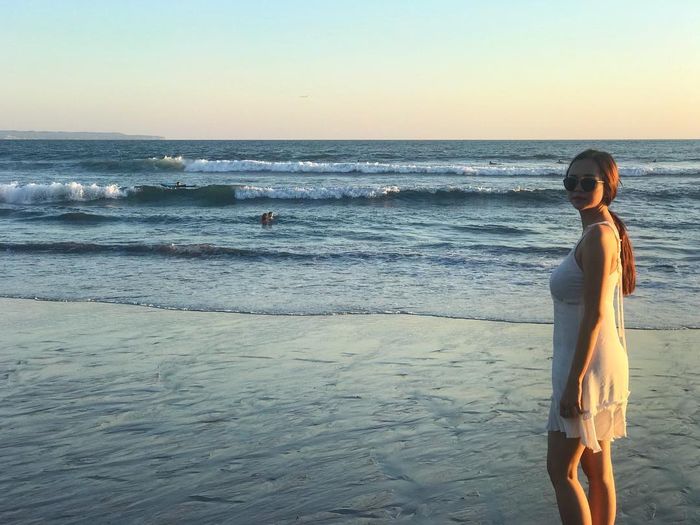 Penampilan seksi Aura Kasih saat di pantai