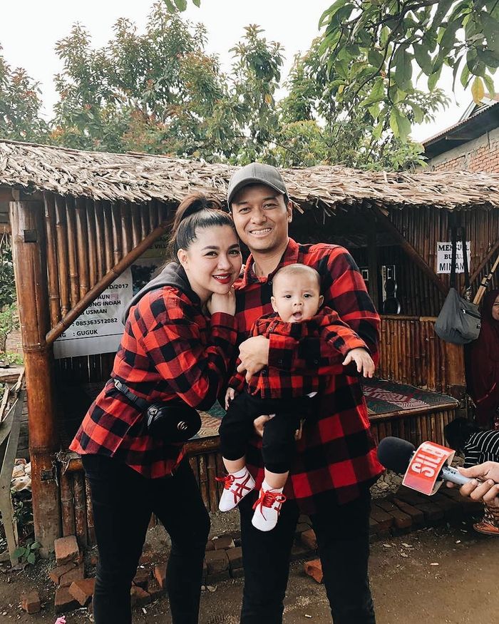 Vicky Shu bersama anak dan suami