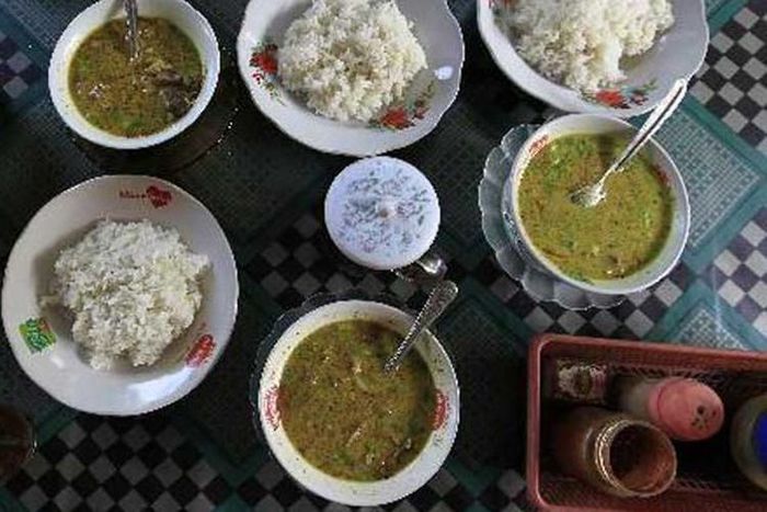 Hidangan empal gentong di sebuah warung makan milik di Jalan Raya Indramayu - Cirebon, Eretan, Kabupaten Indramayu, Jawa Barat. Empal gentong adalah kuliner berupa daging sapi dengan kuah yang merupakan makanan khas setempat yang bisa didapat di sepanjang jalur pantai utara dari Indramayu menuju Cirebon.