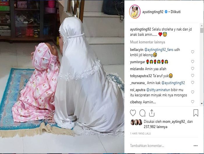 Ayu Ting Ting dihujat warganet sholat depan tangga