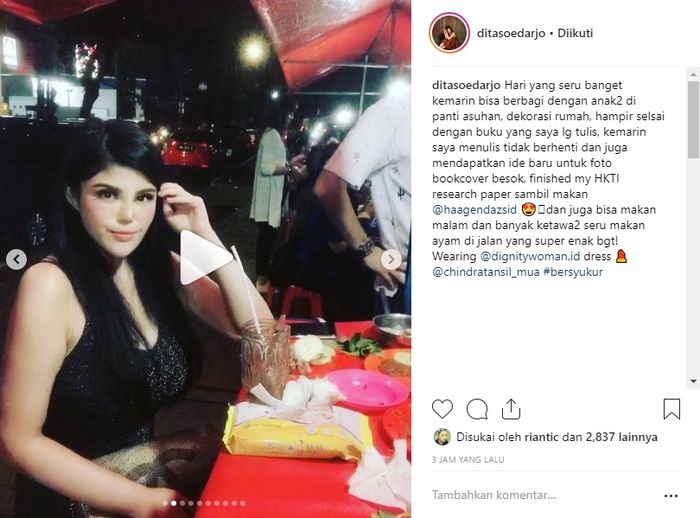 Dita Soedarjo saat makan di warung kaki lima