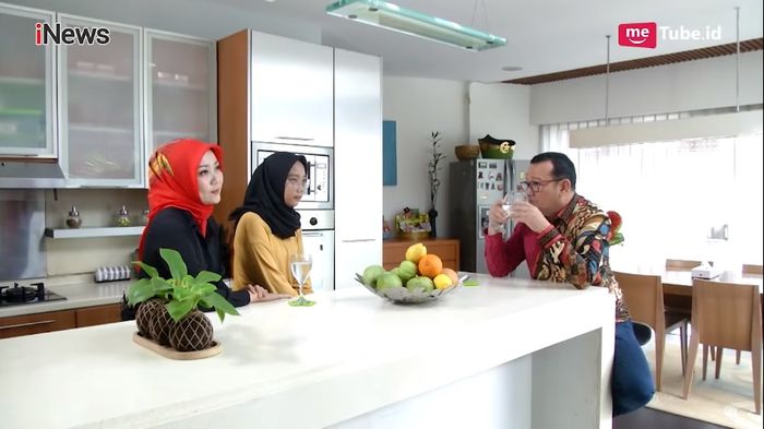Intip Nyamannya Rumah Ridwan Kamil, Dindingnya Terbuat Dari 30 Ribu Botol Kaca Bekas