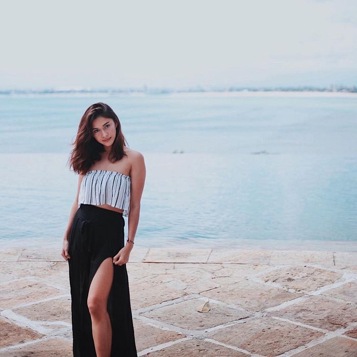Penampilan seksi Nana Mirdad saat di pantai