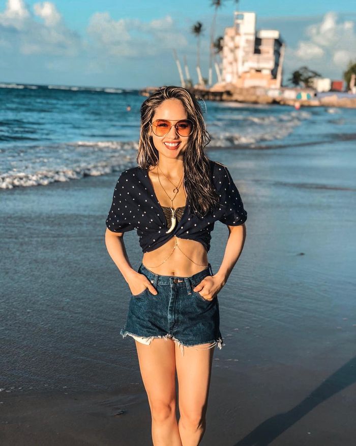 Penampilan seksi Cinta Laura saat di pantai