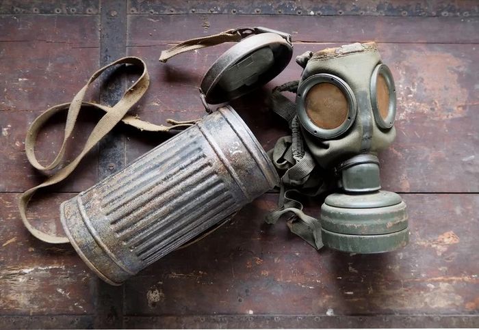 Masker gas tua Tentara Jerman dengan wadahnya yang digunakan selama PD II