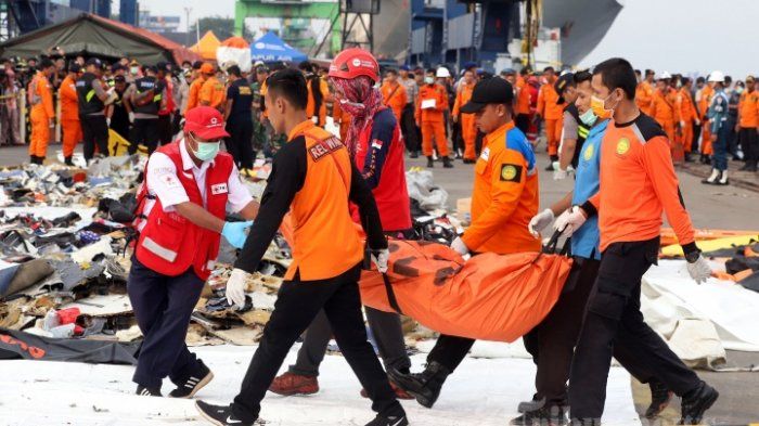 Petugas gabungan membawa kantong berisi puing pesawat Lion Air JT 610 yang jatuh di perairan Tan