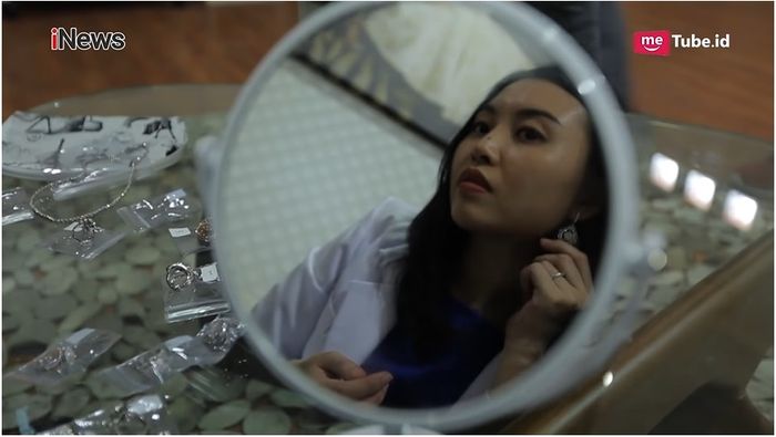 Dokter Friska Natasya saat mencoba berlian Barbie Kumalasari