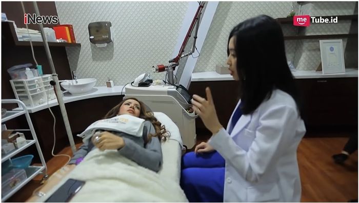 Barbie Kumalasari saat mengunjungi klinik dokter Friska Natasya