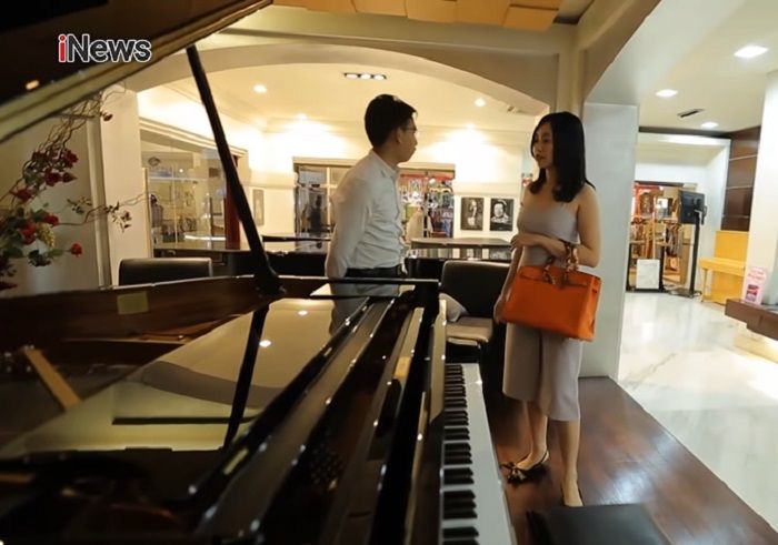 Dokter Friska Natasya membeli piano akustik untuk sang suami.
