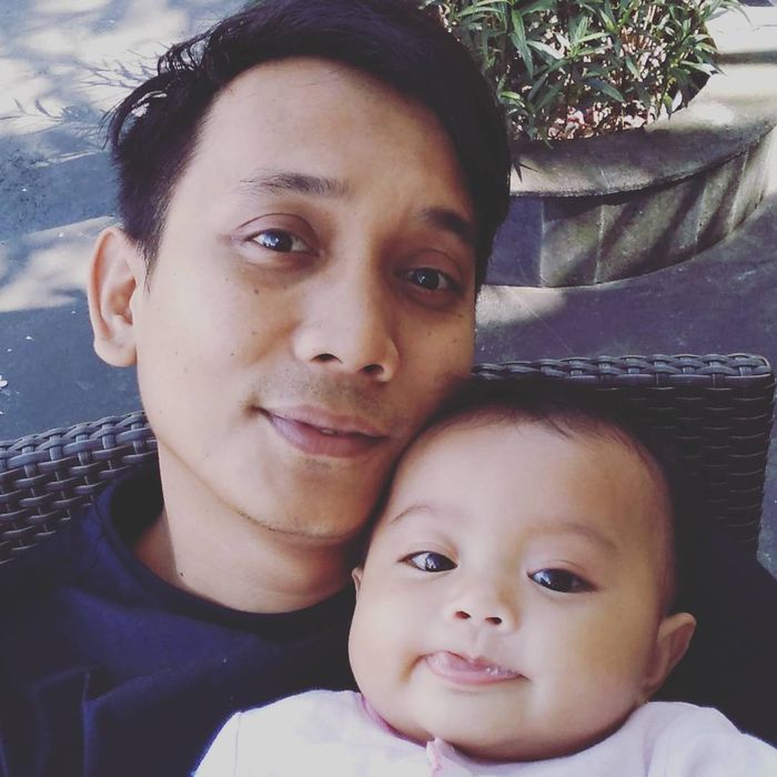 Bani Seventeen dan anaknya.