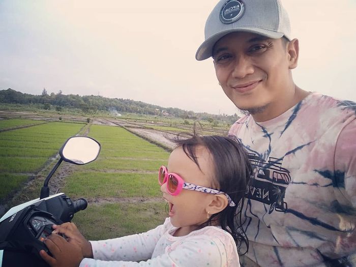 Bani Seventeen dan Inara, anak gadisnya