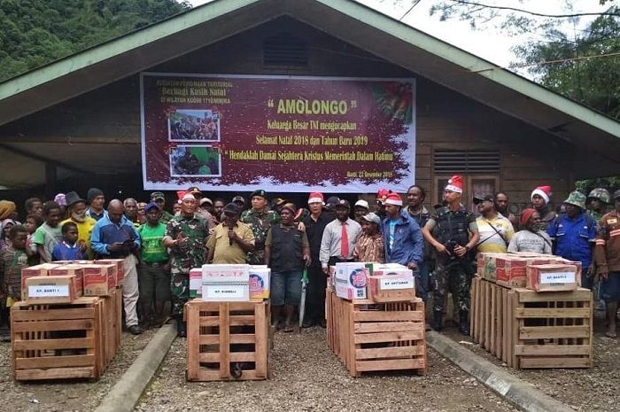 TNI Rayakan Natal bersama masyarakat Papua.