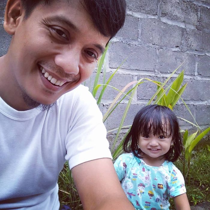 Bani Seventeen dan anaknya.