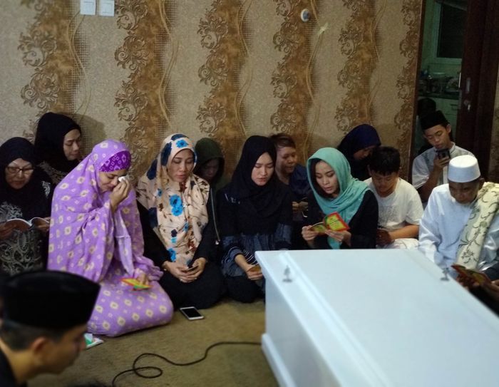 isak tangis istri gitaris seventeen menyambut kedatangan jenazah suaminya