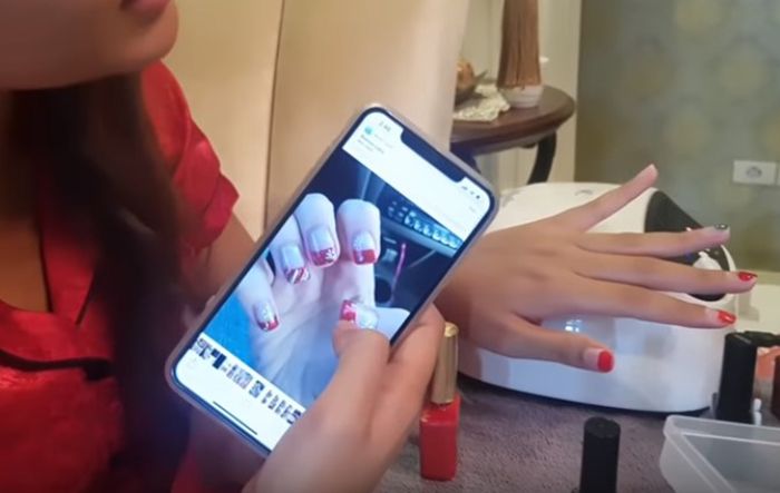 Model kuku yang dipakai Aurel
