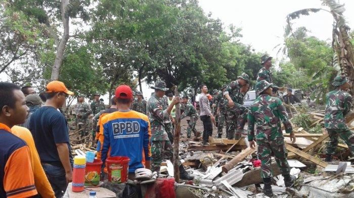 Evakuasi korban tsunami Banten.