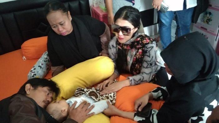 Isak Tangis Memenuhi Rumah Aa Jimmy, Epi Kusnandar Tak Kuasa Memeluk Si Bungsu yang Ditinggal Ayah dan Ibunya Akibat Tsunami Banten