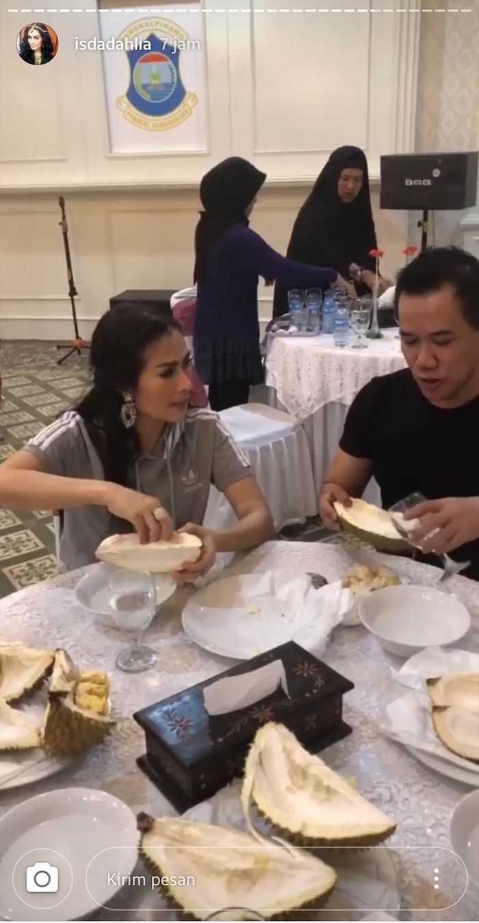 Iis Dahlia saat cuci tangan dengan kulit duren