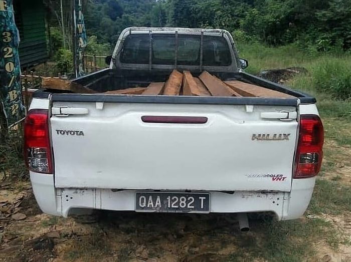 Mobil pengangkut kayu hasil <a href='https://sumsel.tribunnews.com/tag/illegal-logging' title='illegal logging'>illegal logging</a> yang dilakukan oleh warga Malaysia