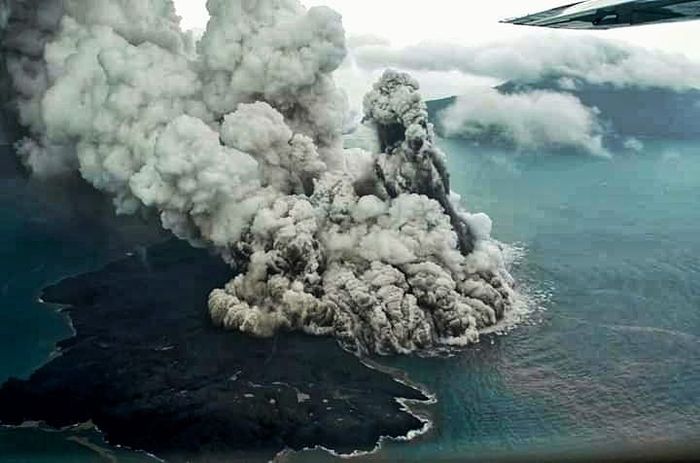 Foto kengerian erupsi gunung anak Krakatau sehari setelah tsunami di Banten