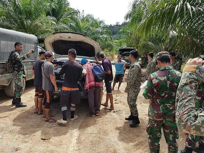 Militer Malaysia dan TNI saat pembebasan 5 warga Malaysia yang tertangkap mencuri kayu