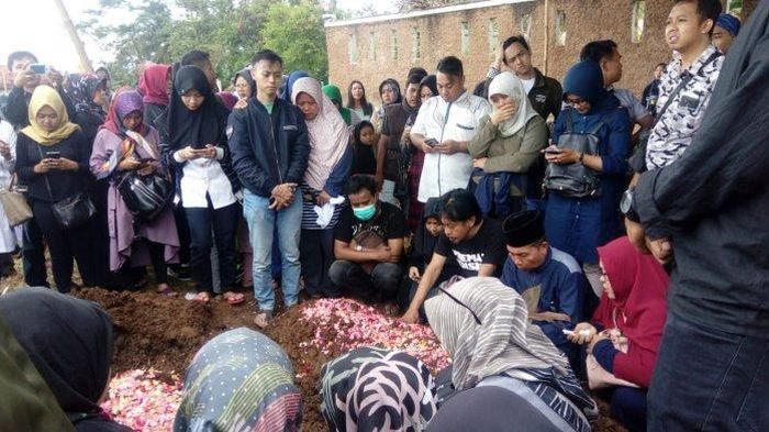 Deretan Foto Pemakaman Aa Jimmy, Komedian yang Meninggal Akibat Tsunami Banten