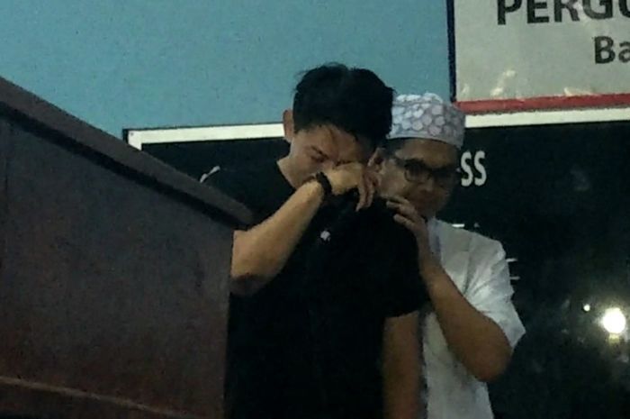 Ifan Seventeen saat mengantar jenazah istrinya, Dylan Sahara, di bandara Halim Perdanakusuma, Jakart