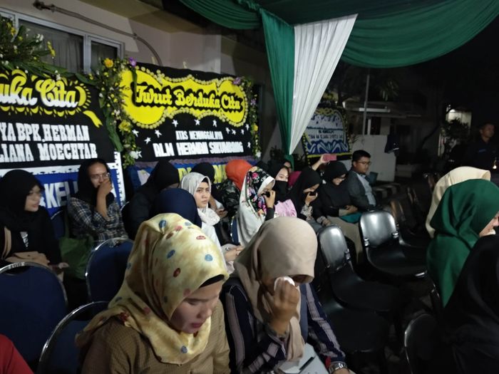 Jamaah yang hadir terlihat menitikan air mata.