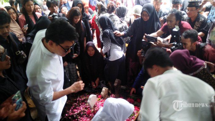Ifan Seventeen saat memakamkan jenazah sang istri Dylan Sahara