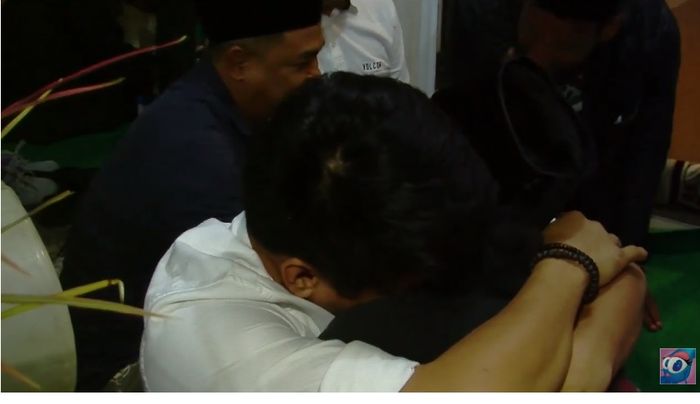 Ifan tak kuat menahan tangis di pelukan sahabat