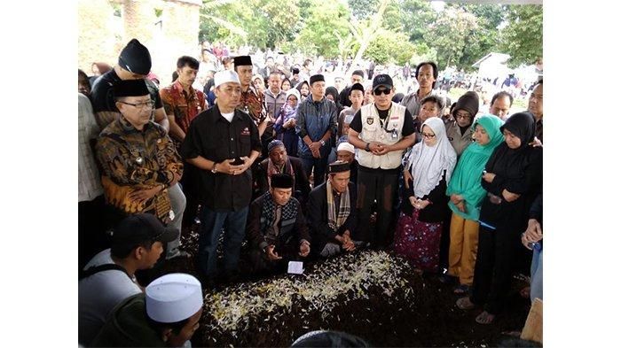 Suasana Haru mewarnai pemakaman Radea Putri Anindyta (8), putri almarhum Aa Jimmy. Ia dimakamkan di samping ibu, ayah, dan adiknya di tempat pemakaman umum Sirnalaya I, Cikaret, Kecamatan Cianjur, Kamis (27/12/2018).