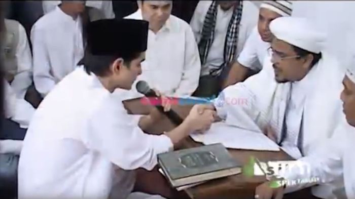Steve ucapkan ikrar syahadat di depan ketua Umum From Pembela Islam, Habib Rizieq
