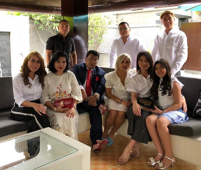 Potret Hotman Paris bersama keluarga dan asistennya