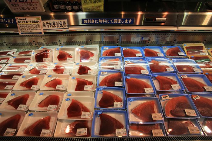 Daging paus yang dijual di Jepang untuk dikonsumsi.