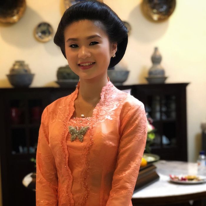 Gaya anggun pacar Kaesang Pangarep saat pakai sanggul dan kebaya