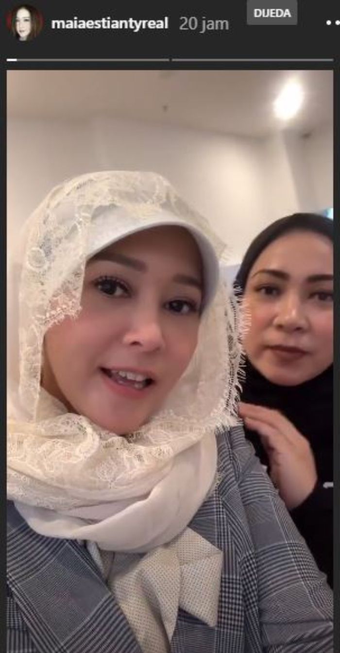 Maia Estianty tampil berhijab saat akan persiapan ibadah Umroh.