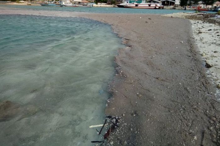 Penampakan kerikil material vulkanik erupsi Gunung Anak Krakatau di Kepulauan Seribu