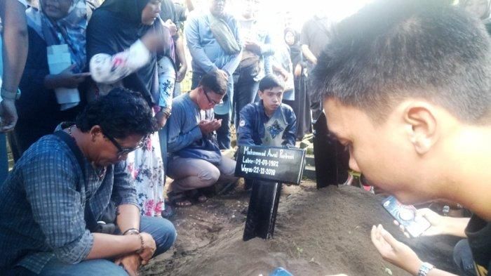 Momen pemakaman <a href='https://pontianak.tribunnews.com/tag/bani' title='Bani'>Bani</a> Seventeen