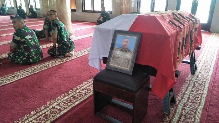 Jenazah Letkol Dono Kuspriyanto bersiap dishalatkan di Masjid Besar At Taqwa, Jalan Raya Semplak, Bogor, Jawa Barat pada Rabu (26/12/2018). Sesuai rencana, usai dishalatkan, almarhum akan dimakamkan di Taman Makam Pahlawan Dreded, Bogor Jawa Barat.