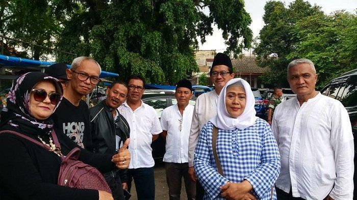 Yusnaningsih (motif kotak-kotak) dan dokter Setio Budi Prayitno (kaos hitam) bersama teman-teman alumni SMA Negeri 1 Ciawi angkatan 81 usai pemakaman Letkol CPM Dono Kuspriyanto di Taman Makam Bahagia Dreded, Bogor, Jawa Barat pada Rabu (26/12/2018)
