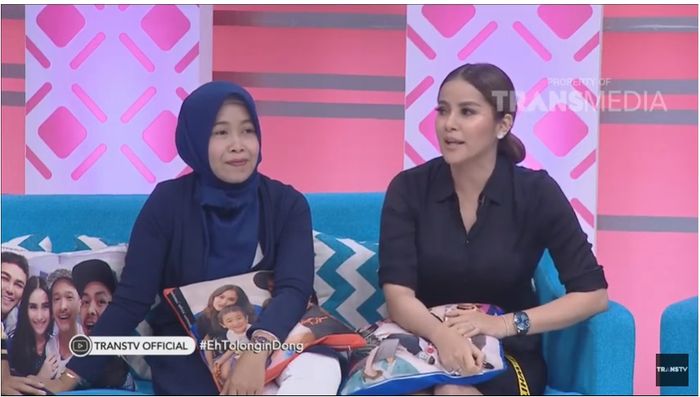 Olla Ramlan dan asisten rumah tangganya, Suster Mini, saat hadir di program acara Brownis Trans TV, Jumat (28/12/2018).
