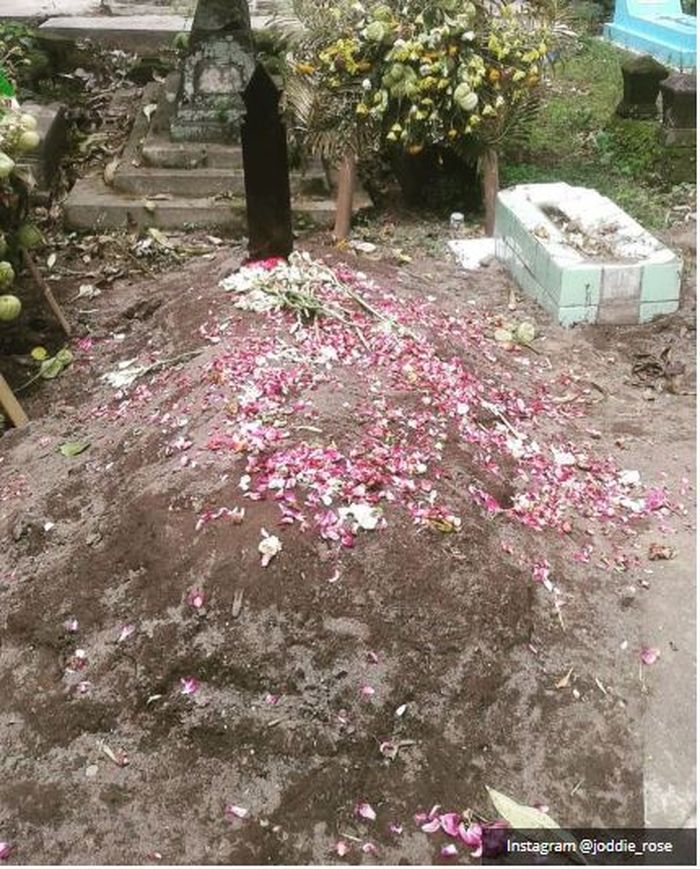 Sempat Dikabarkan Dicuri Orang, Teka-teki Hilangnya Nisan Bani Seventeen Akhirnya Terungkap.